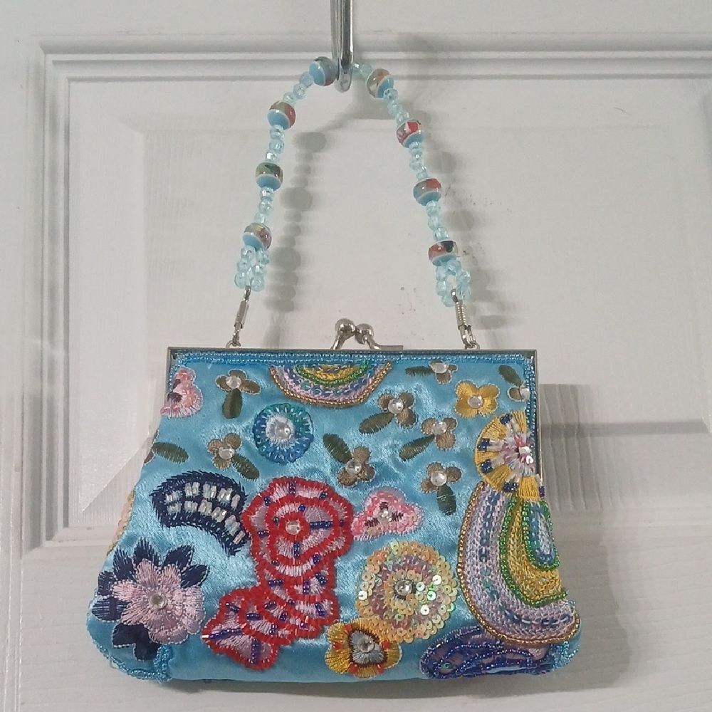 Vintage beaded design clutch handbag with detachable chain NWOT